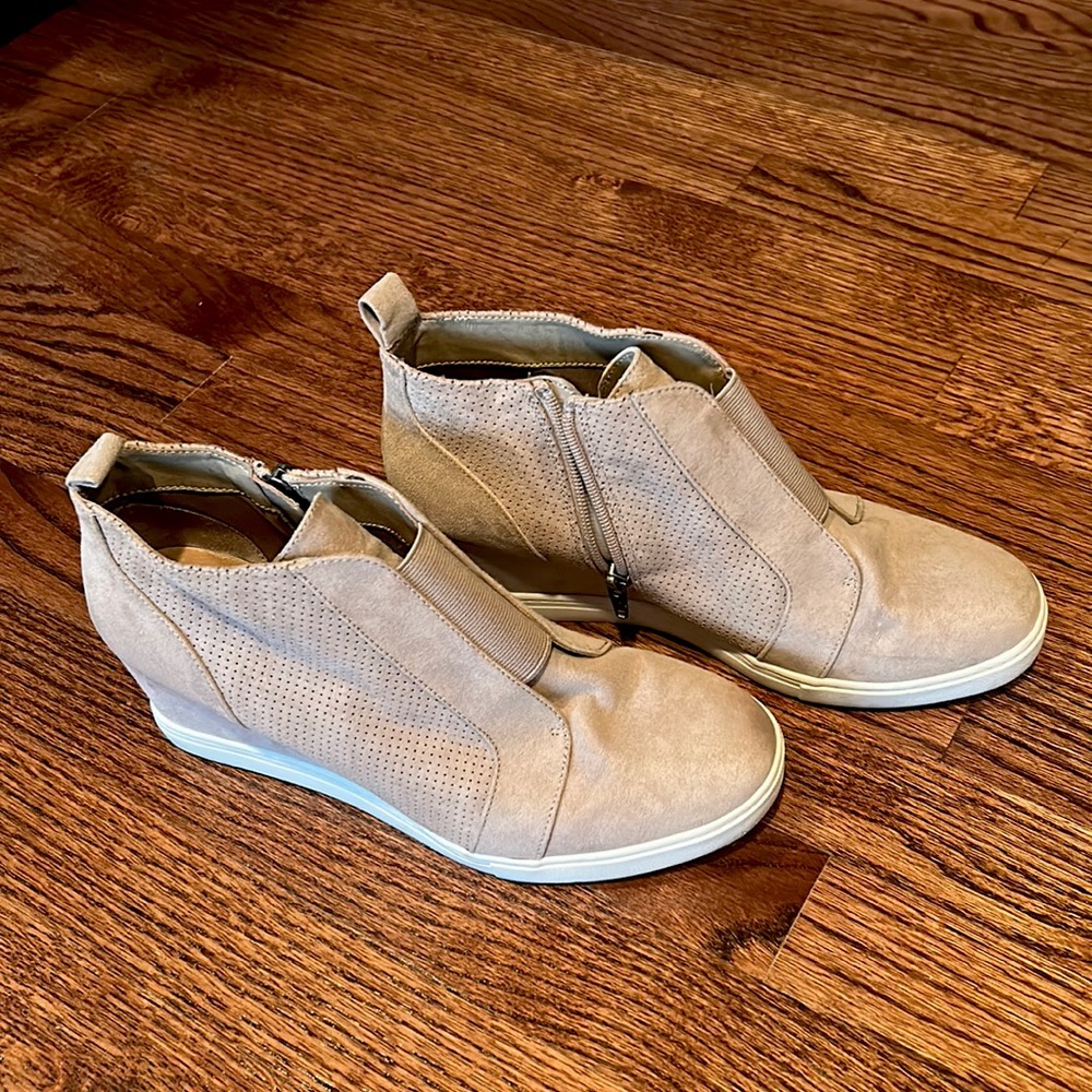 Wedge gym shoe